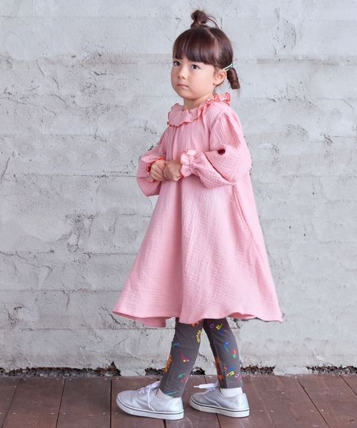 CALMIA（カルミア）の「Wガーゼフリルカラーロングスリーブワンピース（ワンピース・キッズ・ベージュ/チャコール/ピンク・100/150/140/110/90/80/130/120）」の3枚目の写真