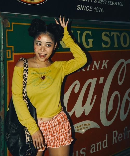 INTER FACTORY（インターファクトリー）の「AINA -ラインストーンオフショルロンTシャツ（Tシャツ/カットソー・レディース・イエロー/カーキ・FREE）」の8枚目の写真