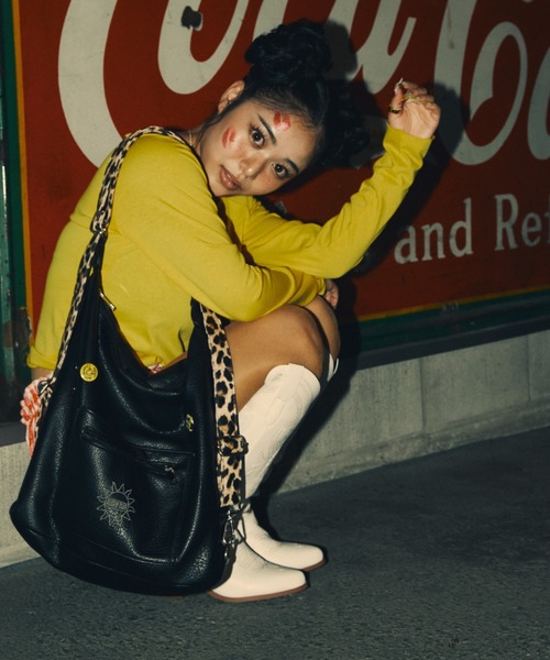 INTER FACTORY（インターファクトリー）の「AINA -ラインストーンオフショルロンTシャツ（Tシャツ/カットソー・レディース・イエロー/カーキ・FREE）」の9枚目の写真