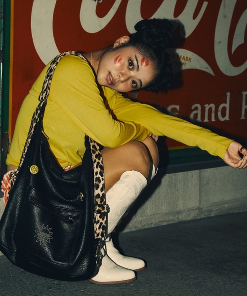 INTER FACTORY（インターファクトリー）の「AINA -ラインストーンオフショルロンTシャツ（Tシャツ/カットソー・レディース・イエロー/カーキ・FREE）」の11枚目の写真