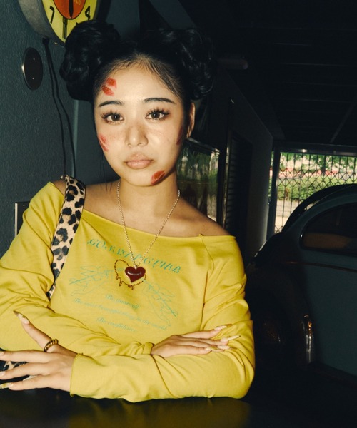 INTER FACTORY（インターファクトリー）の「AINA -ラインストーンオフショルロンTシャツ（Tシャツ/カットソー・レディース・イエロー/カーキ・FREE）」の12枚目の写真