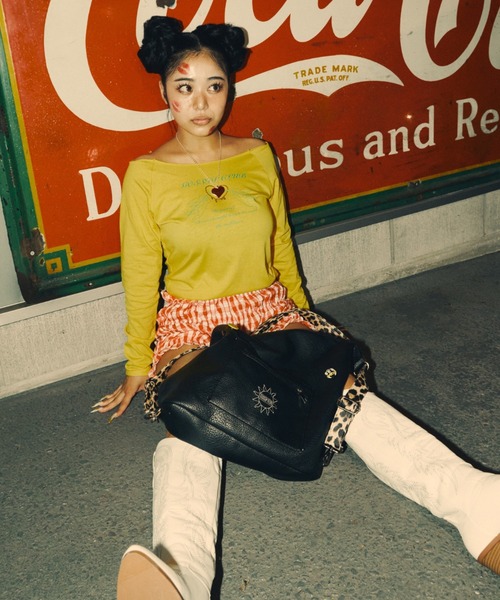 INTER FACTORY（インターファクトリー）の「AINA -ラインストーンオフショルロンTシャツ（Tシャツ/カットソー・レディース・イエロー/カーキ・FREE）」の7枚目の写真