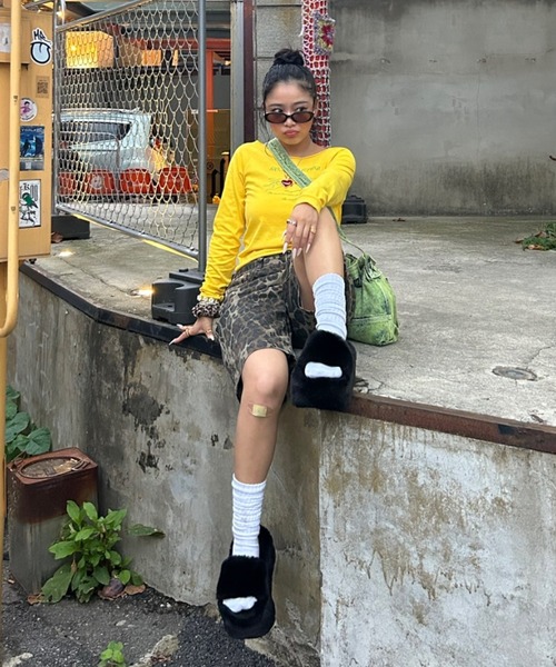 INTER FACTORY（インターファクトリー）の「AINA -ラインストーンオフショルロンTシャツ（Tシャツ/カットソー・レディース・イエロー/カーキ・FREE）」の14枚目の写真