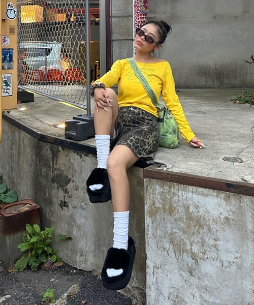 INTER FACTORY（インターファクトリー）の「AINA -ラインストーンオフショルロンTシャツ（Tシャツ/カットソー・レディース・イエロー/カーキ・FREE）」の15枚目の写真