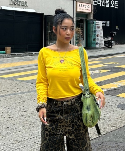 INTER FACTORY（インターファクトリー）の「AINA -ラインストーンオフショルロンTシャツ（Tシャツ/カットソー・レディース・イエロー/カーキ・FREE）」の3枚目の写真