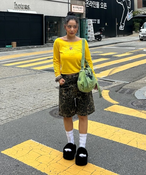 INTER FACTORY（インターファクトリー）の「AINA -ラインストーンオフショルロンTシャツ（Tシャツ/カットソー・レディース・イエロー/カーキ・FREE）」の4枚目の写真