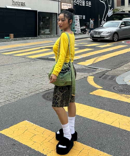 INTER FACTORY（インターファクトリー）の「AINA -ラインストーンオフショルロンTシャツ（Tシャツ/カットソー・レディース・イエロー/カーキ・FREE）」の16枚目の写真