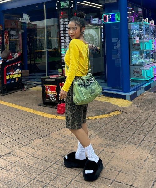 INTER FACTORY（インターファクトリー）の「AINA -ラインストーンオフショルロンTシャツ（Tシャツ/カットソー・レディース・イエロー/カーキ・FREE）」の18枚目の写真