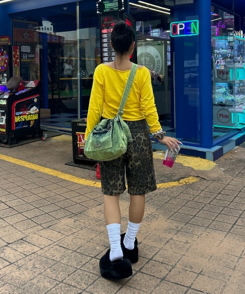 INTER FACTORY（インターファクトリー）の「AINA -ラインストーンオフショルロンTシャツ（Tシャツ/カットソー・レディース・イエロー/カーキ・FREE）」の19枚目の写真