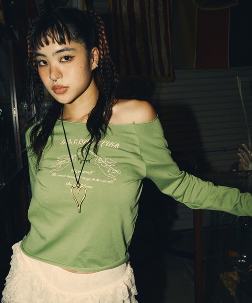 INTER FACTORY（インターファクトリー）の「AINA -ラインストーンオフショルロンTシャツ（Tシャツ/カットソー・レディース・イエロー/カーキ・FREE）」の5枚目の写真