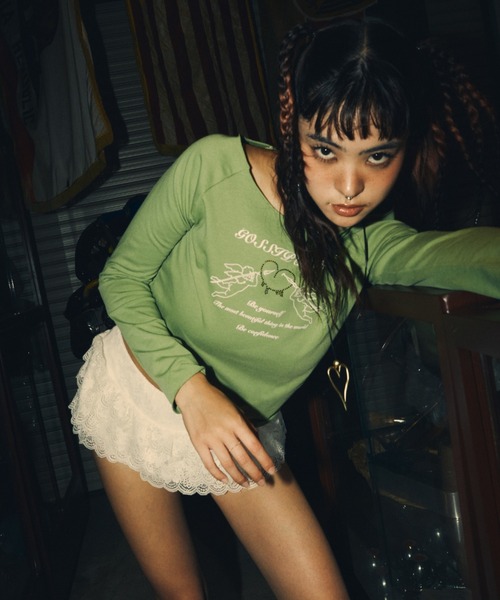 INTER FACTORY（インターファクトリー）の「AINA -ラインストーンオフショルロンTシャツ（Tシャツ/カットソー・レディース・イエロー/カーキ・FREE）」の21枚目の写真