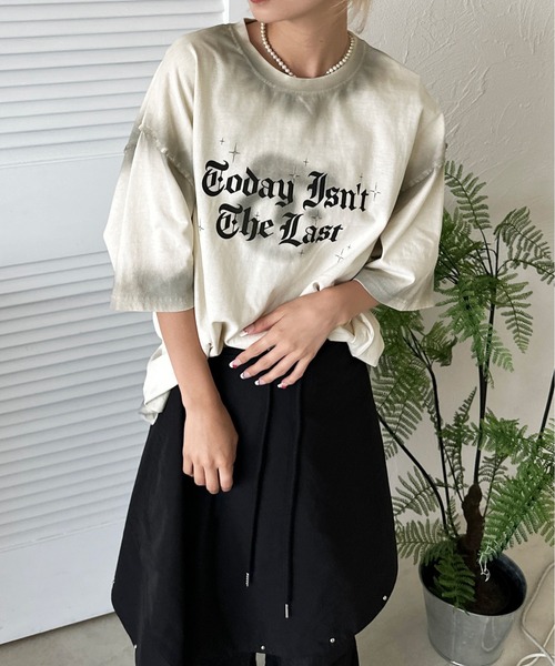 sedacle(セダクル)の「スプレー風プリントラインストーンTEE(Tシャツ/カットソー・メンズ・アイボリー/ブラウン/ブラック・SMALL/MEDIUM/LARGE)」の1枚目の写真