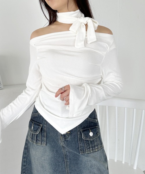 CLEA(クレア)の「チョーカー付きドレープオフショルダートップス(Tシャツ/カットソー・レディース・ホワイト/ブラック・FREE)」の4枚目の写真