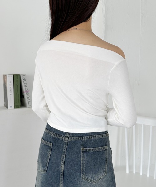 CLEA(クレア)の「チョーカー付きドレープオフショルダートップス(Tシャツ/カットソー・レディース・ホワイト/ブラック・FREE)」の16枚目の写真