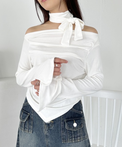 CLEA(クレア)の「チョーカー付きドレープオフショルダートップス(Tシャツ/カットソー・レディース・ホワイト/ブラック・FREE)」の3枚目の写真