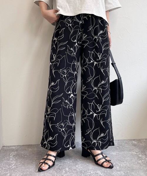 fredy emue（フレディエミュ）の「ラインアートイージーパンツ（その他パンツ・レディース・ホワイト系その他/ブラック系その他・36/38）」の2枚目の写真