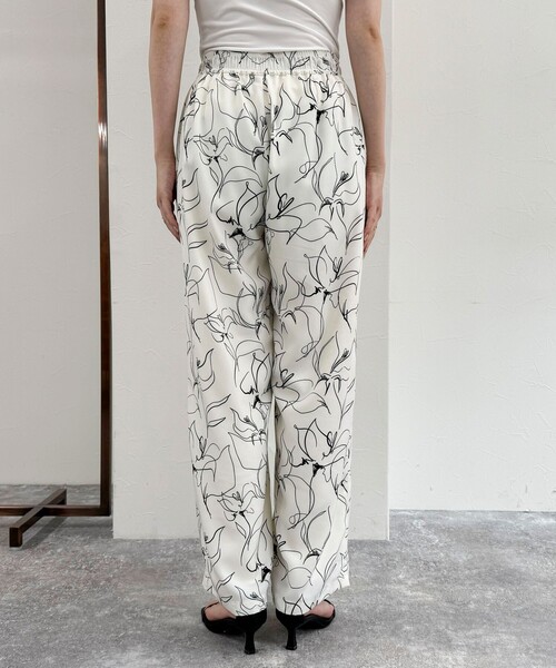 fredy emue（フレディエミュ）の「ラインアートイージーパンツ（その他パンツ・レディース・ホワイト系その他/ブラック系その他・36/38）」の4枚目の写真