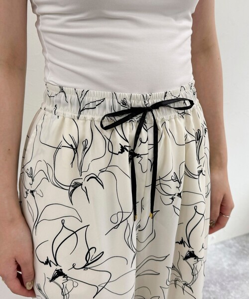 fredy emue（フレディエミュ）の「ラインアートイージーパンツ（その他パンツ・レディース・ホワイト系その他/ブラック系その他・36/38）」の3枚目の写真