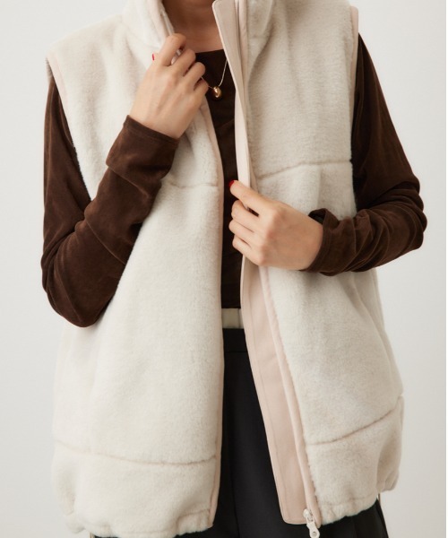 crie conforto（クリーコンフォルト）の「ボアドッキングベスト / 羽織り / アウター / 冬服（ベスト・レディース・ブラウン/アイボリー/グレイッシュベージュ・FREE）」の2枚目の写真