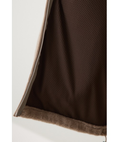 crie conforto（クリーコンフォルト）の「ボアドッキングベスト / 羽織り / アウター / 冬服（ベスト・レディース・ブラウン/アイボリー/グレイッシュベージュ・FREE）」の8枚目の写真