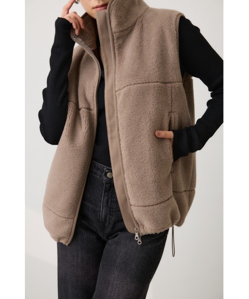 crie conforto（クリーコンフォルト）の「ボアドッキングベスト / 羽織り / アウター / 冬服（ベスト・レディース・ブラウン/アイボリー/グレイッシュベージュ・FREE）」の4枚目の写真