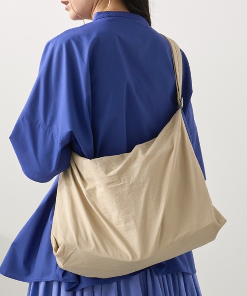 Libra Cue（リブラ キュー）の「【A4収納可能】ライトウェイトショルダーバッグ（ショルダーバッグ・レディース・ブラック/ベージュ/アイボリー・FREE）」の3枚目の写真