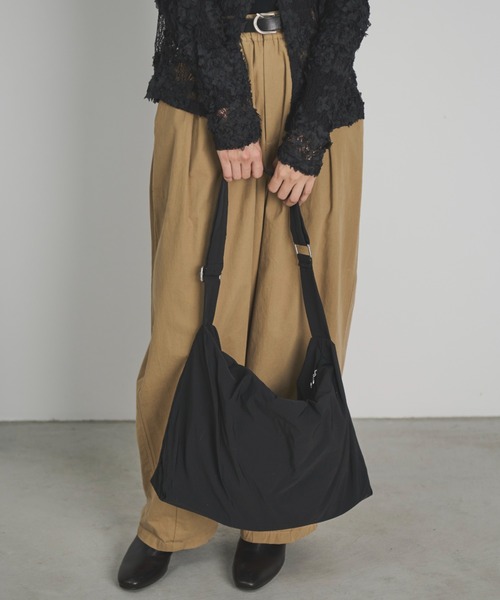 Libra Cue（リブラ キュー）の「【A4収納可能】ライトウェイトショルダーバッグ（ショルダーバッグ・レディース・ブラック/ベージュ/アイボリー・FREE）」の4枚目の写真