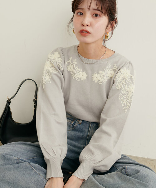 natural couture（ナチュラルクチュール）の「お花モチーフコード刺繍ニット（ニット/セーター・レディース・ライトグレー/チャコールグレー/グレイッシュベージュ/オフホワイト・FREE）」の3枚目の写真