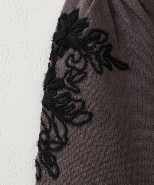 natural couture（ナチュラルクチュール）の「お花モチーフコード刺繍ニット（ニット/セーター・レディース・ライトグレー/チャコールグレー/グレイッシュベージュ/オフホワイト・FREE）」の9枚目の写真