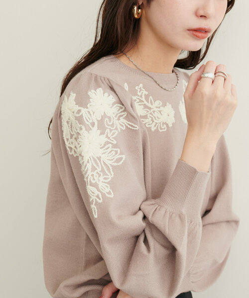 natural couture（ナチュラルクチュール）の「お花モチーフコード刺繍ニット（ニット/セーター・レディース・ライトグレー/チャコールグレー/グレイッシュベージュ/オフホワイト・FREE）」の4枚目の写真