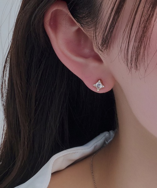 Phoebe(フィービィー)の「【金属アレルギー対応】クラシックビジューセラミックピアス(ピアス(両耳用)・レディース・ゴールド系2/ゴールド系1・FREE)」の2枚目の写真