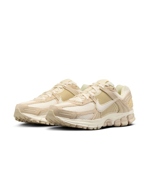 NIKE(ナイキ)の「W ZOOM VOMERO 5 HQ0458-200(スニーカー・レディース・ベージュ・24.5cm/24.0cm/23.5cm/23.0cm/29.0cm/28.5cm/28.0cm/27.5cm/27.0cm/26.5cm/26.0cm/25.5cm/25.0cm)」の2枚目の写真