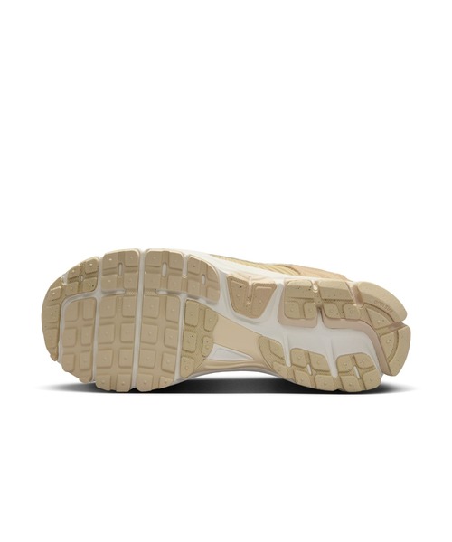 NIKE(ナイキ)の「W ZOOM VOMERO 5 HQ0458-200(スニーカー・レディース・ベージュ・24.5cm/24.0cm/23.5cm/23.0cm/29.0cm/28.5cm/28.0cm/27.5cm/27.0cm/26.5cm/26.0cm/25.5cm/25.0cm)」の5枚目の写真