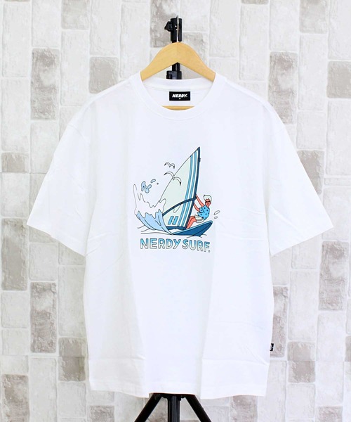 NERDY(ノルディ)の「NERDY サーフィンボーイ 半袖 Tシャツ SURFING BOY S/S T-SHIRT(Tシャツ/カットソー・メンズ・ホワイト/ブラック・M)」の1枚目の写真