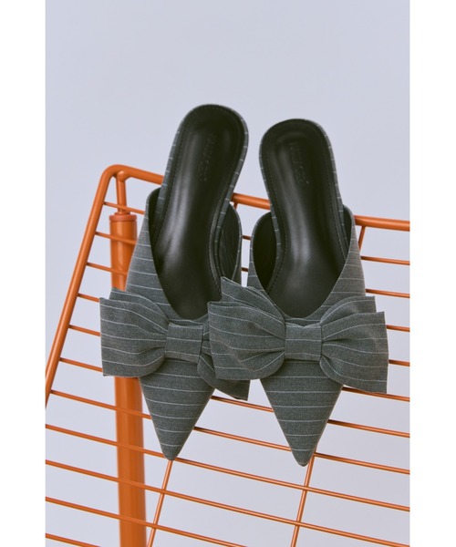 un/neu(アンノイ)の「ポインテッドストライプリボンミュール(パンプス・レディース・グレー/イエロー/ブラック・SMALL/MEDIUM/LARGE)」の3枚目の写真