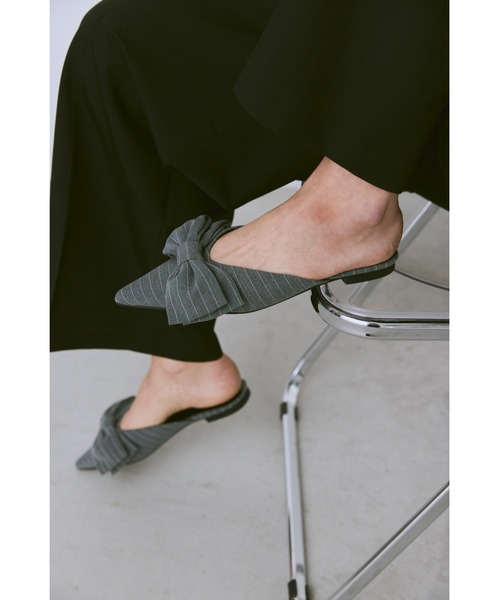 un/neu（アンノイ）の「ポインテッドストライプリボンミュール