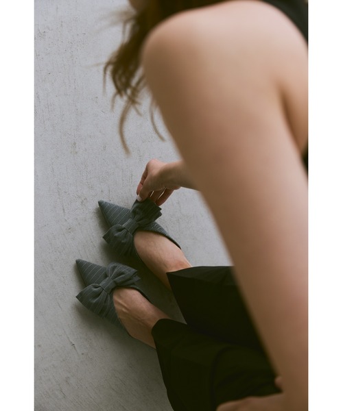 un/neu(アンノイ)の「ポインテッドストライプリボンミュール(パンプス・レディース・グレー/イエロー/ブラック・SMALL/MEDIUM/LARGE)」の21枚目の写真