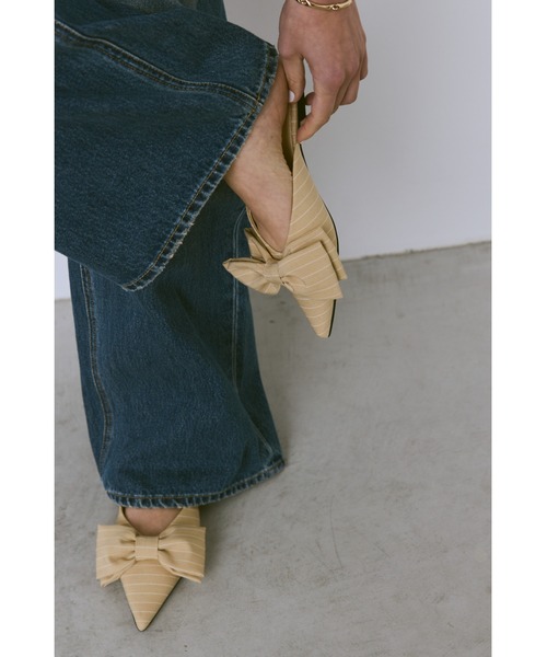 un/neu(アンノイ)の「ポインテッドストライプリボンミュール(パンプス・レディース・グレー/イエロー/ブラック・SMALL/MEDIUM/LARGE)」の8枚目の写真