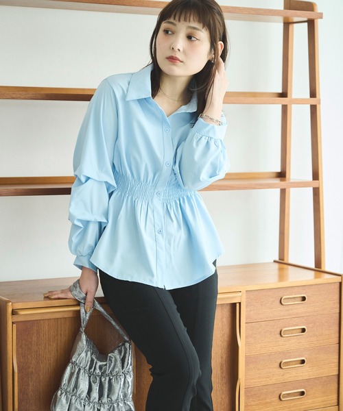 attiree(アティレー)の「シャーリングデザインシャツ(シャツ/ブラウス・レディース・ブルー/キャメル/ブラック/ホワイト・FREE)」の5枚目の写真