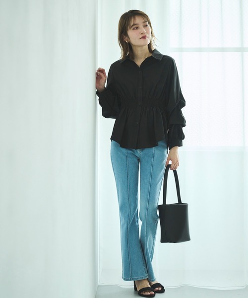 attiree(アティレー)の「シャーリングデザインシャツ(シャツ/ブラウス・レディース・ブルー/キャメル/ブラック/ホワイト・FREE)」の9枚目の写真