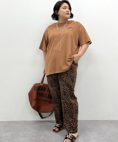 CHIC STYLE（シックスタイル）の「ピグメント染ロゴプリントTシャツ＜大きいサイズ有＞シックスタイル（Tシャツ/カットソー・レディース・ブラウン/チャコール・LL/3L/4L/5L/M/L）」の6枚目の写真