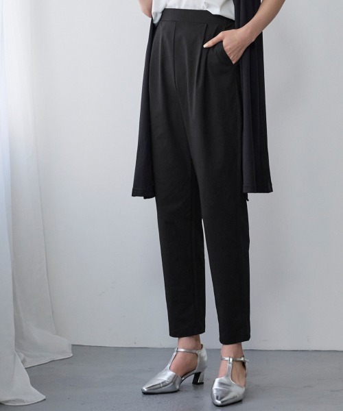 SMILE LAND（スマイルランド）の「＜大きいサイズ＞２４時間ずっと快適かるスルーメッシュテーパードパンツ（吸汗速乾・イージーケア・ＵＶカット）（セットアップ可能）（スラックス・レディース・ブラック/ネイビー/モカ・L/LL/3L/4L/5L）」の2枚目の写真