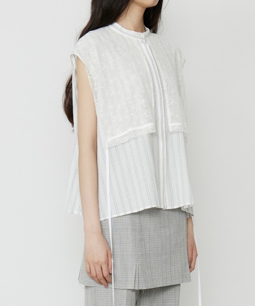 LE CIEL BLEU(ルシェルブルー)の「ストライプスリーブレスシャツウィズレースビブ / Striped Sleeveless Shirt with Lace Bib(シャツ/ブラウス・レディース・ブラック/オフホワイト・36)」の6枚目の写真