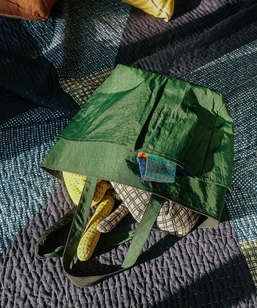 JNBY(ジェーエヌビーワイ)の「HOME Reversible Daily Tote / リバーシブルトートバッグ(トートバッグ・レディース・ベージュ/イエロー/グリーン・ONE SIZE)」の2枚目の写真