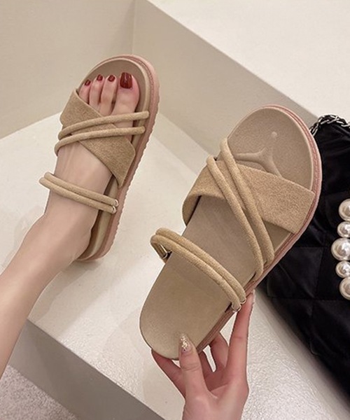La Totalite クロスストラップフラットサンダル La Totalite クロスストラップフラットサンダル La Totalite