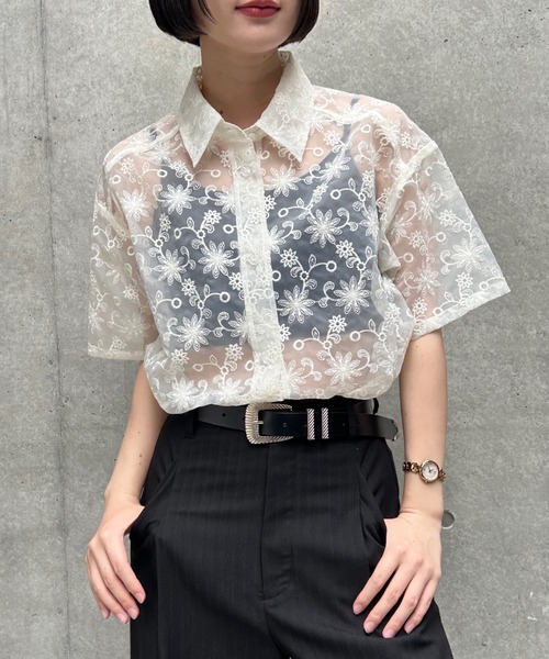 PAGEBOY（ページボーイ）の「フラワーシシュウシアーシャツ（シャツ/ブラウス・レディース・ブラック/オフホワイト/チャコールグレー・FREE）」の2枚目の写真