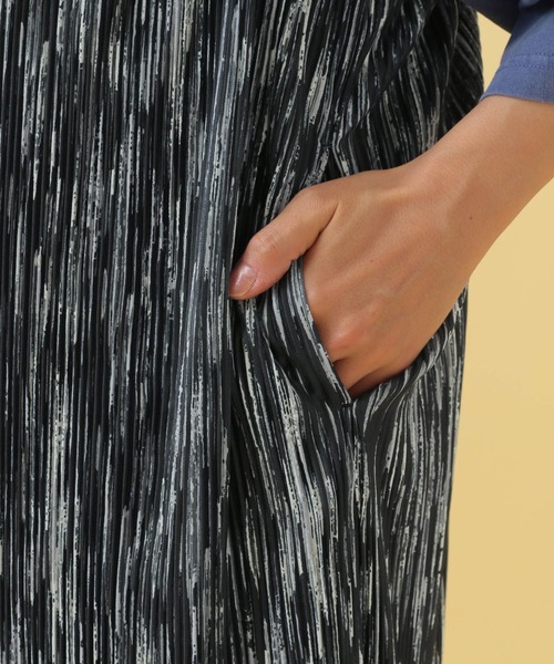 LEPSIM（レプシィム）の「【産前・産後対応】マタニティ／プリーツ柄キャミワンピース　497047（マタニティウェア/グッズ・レディース・ブラック/オフホワイト・FREE）」の17枚目の写真