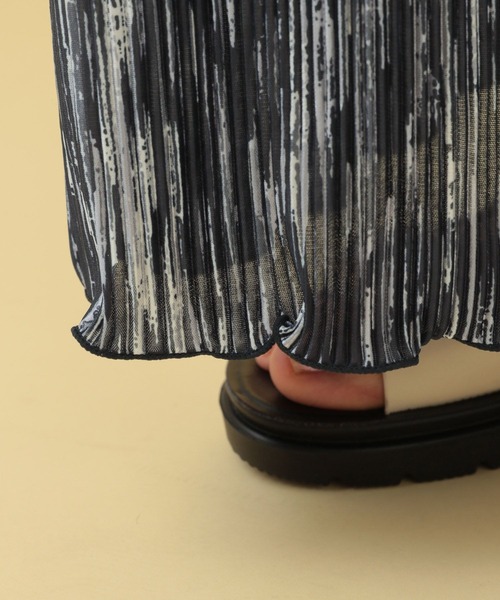 LEPSIM（レプシィム）の「【産前・産後対応】マタニティ／プリーツ柄キャミワンピース　497047（マタニティウェア/グッズ・レディース・ブラック/オフホワイト・FREE）」の15枚目の写真