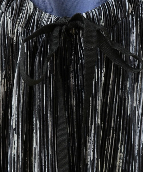 LEPSIM（レプシィム）の「【産前・産後対応】マタニティ／プリーツ柄キャミワンピース　497047（マタニティウェア/グッズ・レディース・ブラック/オフホワイト・FREE）」の10枚目の写真