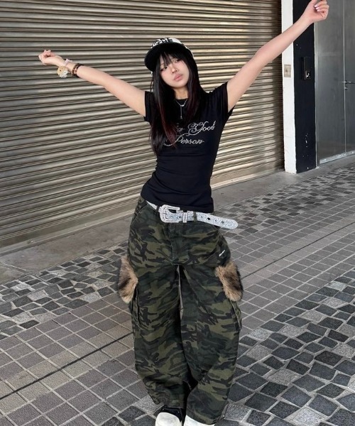 LADY LIKE（レディライク）の「ラインストーンロゴ美シルエット半袖Tシャツ（Tシャツ/カットソー・レディース・ブラック/ホワイト/ダークグレー/ブルー・M）」の15枚目の写真